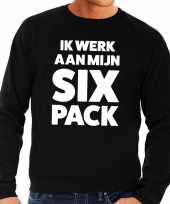 Ik werk aan mijn six pack tekst trui zwart heren